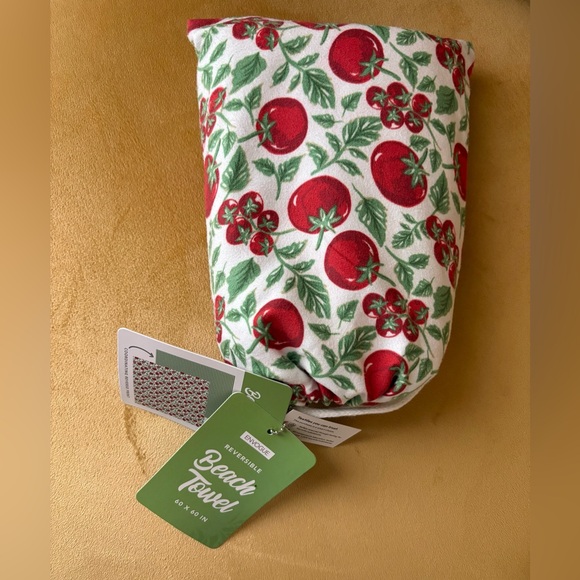 NIB Envogue Reversible Tomatoes Print Beach Towel/Blanket 60” x 60” - Picture 1 of 4